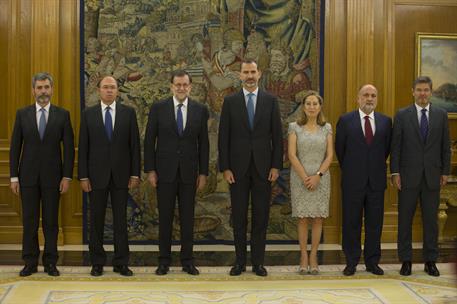 31/10/2016. Mariano Rajoy jura el cargo de presidente del Gobierno. Mariano Rajoy, junto a S.M. el Rey; el ministro de Justicia en funciones...
