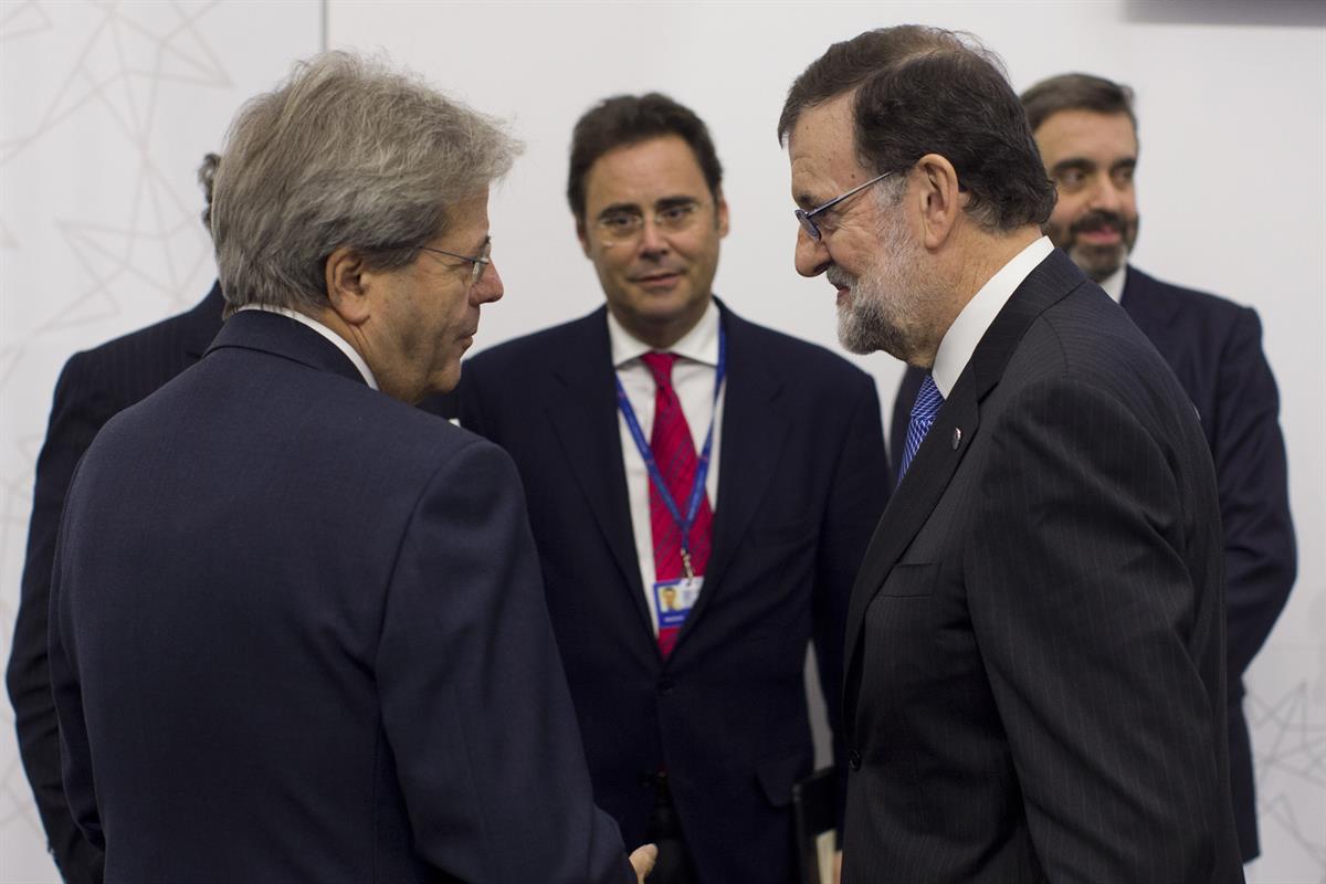 3/02/2017. Rajoy asiste a la reunión informal de la UE en Malta. El presidente del Gobierno, Mariano Rajoy, conversa con el presidente del C...