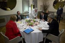 Rajoy, con Hollande, Merkel y Gentiloni en Versalles (Foto: Pool Moncloa)
