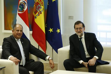 8/05/2017. Rajoy recibe al presidente de la República de Costa Rica. El presidente del Gobierno, Mariano Rajoy, conversa con el presidente d...