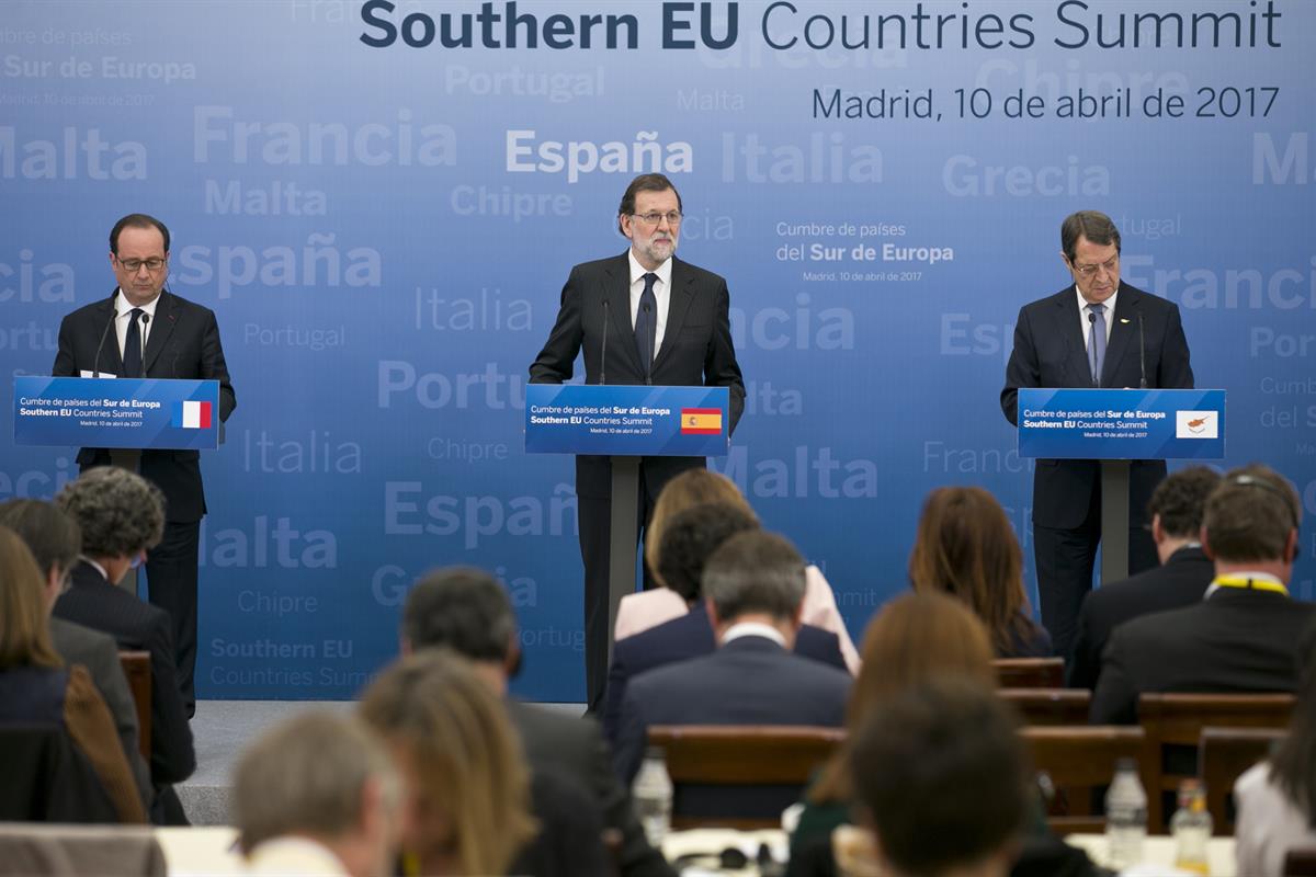 10/04/2017. Rajoy preside la III Cumbre de los países del sur de la UE. El presidente del Gobierno, Mariano Rajoy, junto al presidente de la...