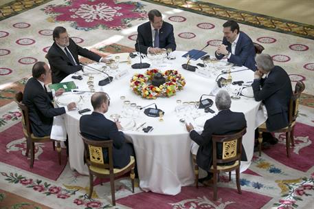 10/04/2017. Rajoy preside la III Cumbre de los países del sur de la UE. El presidente del Gobierno, Mariano Rajoy, conversa con el primer mi...