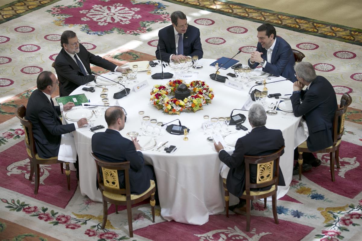 10/04/2017. Rajoy preside la III Cumbre de los países del sur de la UE. El presidente del Gobierno, Mariano Rajoy, conversa con el primer mi...