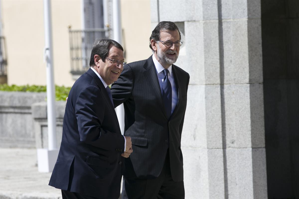 10/04/2017. Rajoy preside la III Cumbre de los países del sur de la UE. El presidente del Gobierno, Mariano Rajoy, saluda al presidente de l...