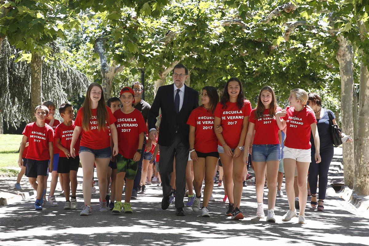 10/07/2017. Rajoy, con los niños de la escuela de verano de la Moncloa. El presidente del Gobierno, Mariano Rajoy, y los niños que asisten a...