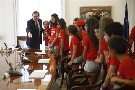 10/07/2017. Rajoy, con los niños de la escuela de verano de la Moncloa. El presidente del Gobierno, Mariano Rajoy, enseña a los niños de la ...
