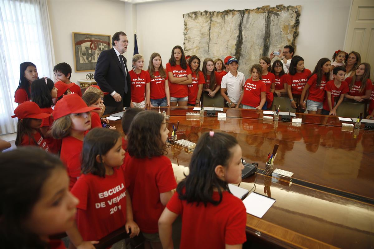 10/07/2017. Rajoy, con los niños de la escuela de verano de La Moncloa. El presidente del Gobierno, Mariano Rajoy, enseña a los niños de la ...