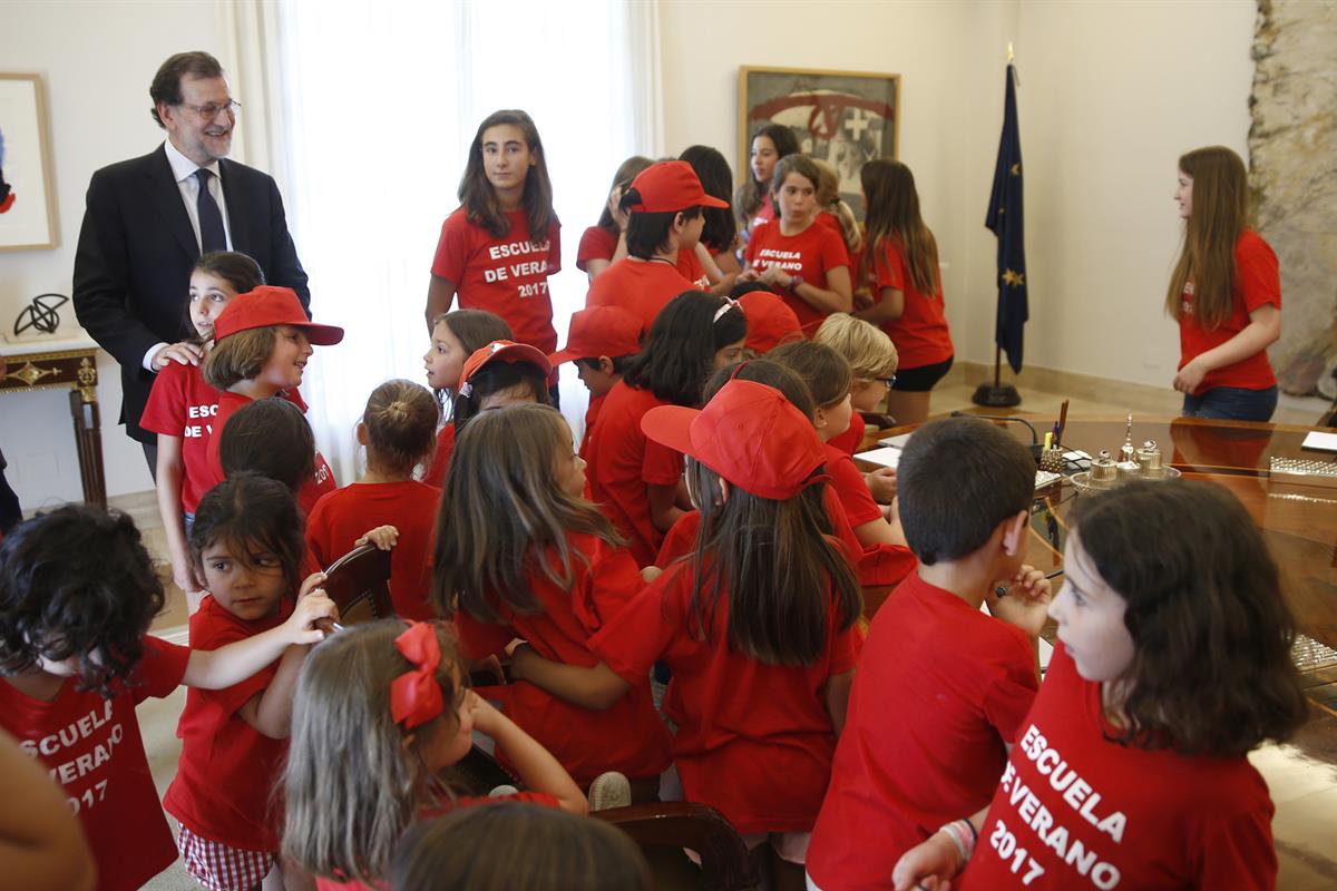 10/07/2017. Rajoy, con los niños de la escuela de verano de la Moncloa. El presidente del Gobierno, Mariano Rajoy, enseña a los niños de la ...