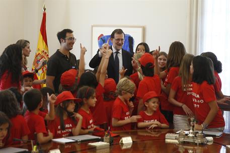 10/07/2017. Rajoy, con los niños de la escuela de verano de la Moncloa. El presidente del Gobierno, Mariano Rajoy, enseña a los niños de la ...