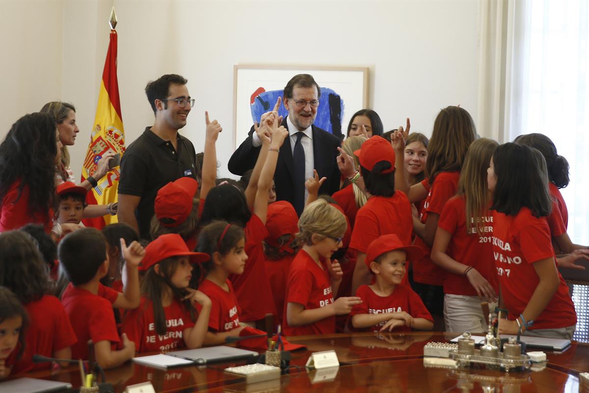 10/07/2017. Rajoy, con los niños de la escuela de verano de la Moncloa. El presidente del Gobierno, Mariano Rajoy, enseña a los niños de la ...