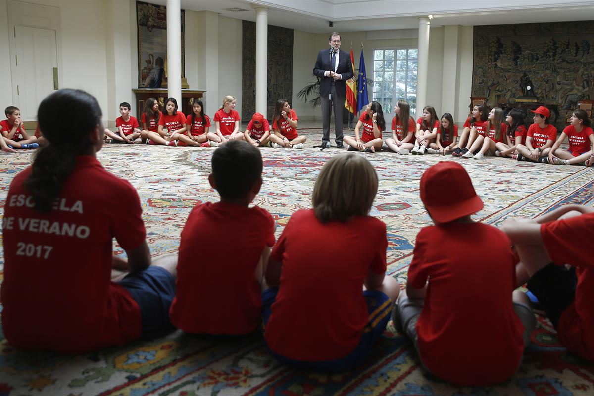 10/07/2017. Rajoy, con los niños de la escuela de verano de la Moncloa. El presidente del Gobierno, Mariano Rajoy, se dirige a los niños de ...