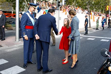 12/10/2017. Día de la Fiesta Nacional. El presidente del Gobierno, Mariano Rajoy, saluda a la princesa Leonor en presencia de los Reyes Feli...