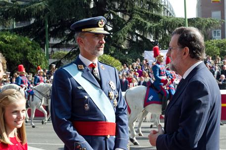 12/10/2017. Día de la Fiesta Nacional. El Rey Felipe junto al presidente del Gobierno, Mariano Rajoy, y la princesa Leonor durante el desfil...