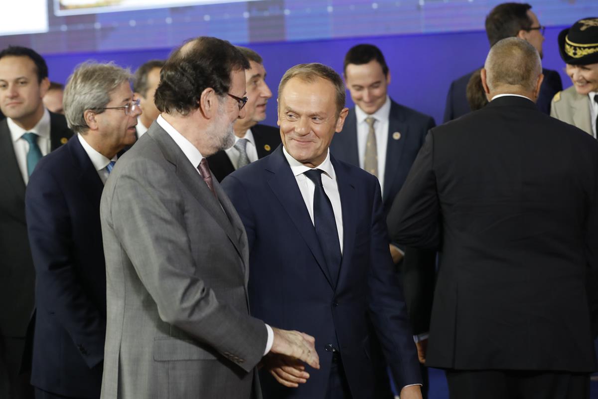 14/12/2017. Rajoy asiste al Consejo Europeo. El presidente del Gobierno, Mariano Rajoy, conversa con el presidente del Consejo Europeo, Dona...