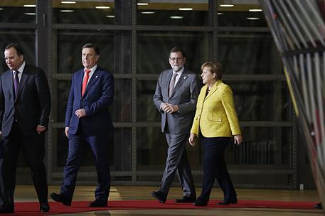14/12/2017. Rajoy asiste al Consejo Europeo. El presidente del Gobierno, Mariano Rajoy, conversa con la canciller alemana, Angela Merkel, en...
