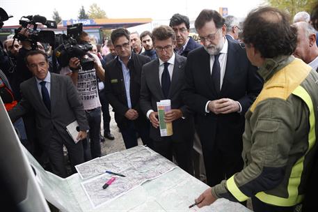 16/10/2017. Viaje de Mariano Rajoy a Galicia. El presidente del Gobierno, Mariano Rajoy, conversa con integrantes del operativo desplegado p...