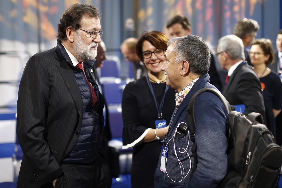 17/11/2017. Rajoy asiste a la Cumbre Social Europea de Gotemburgo. El presidente del Gobierno español, Mariano Rajoy, charla con Josep Maria...