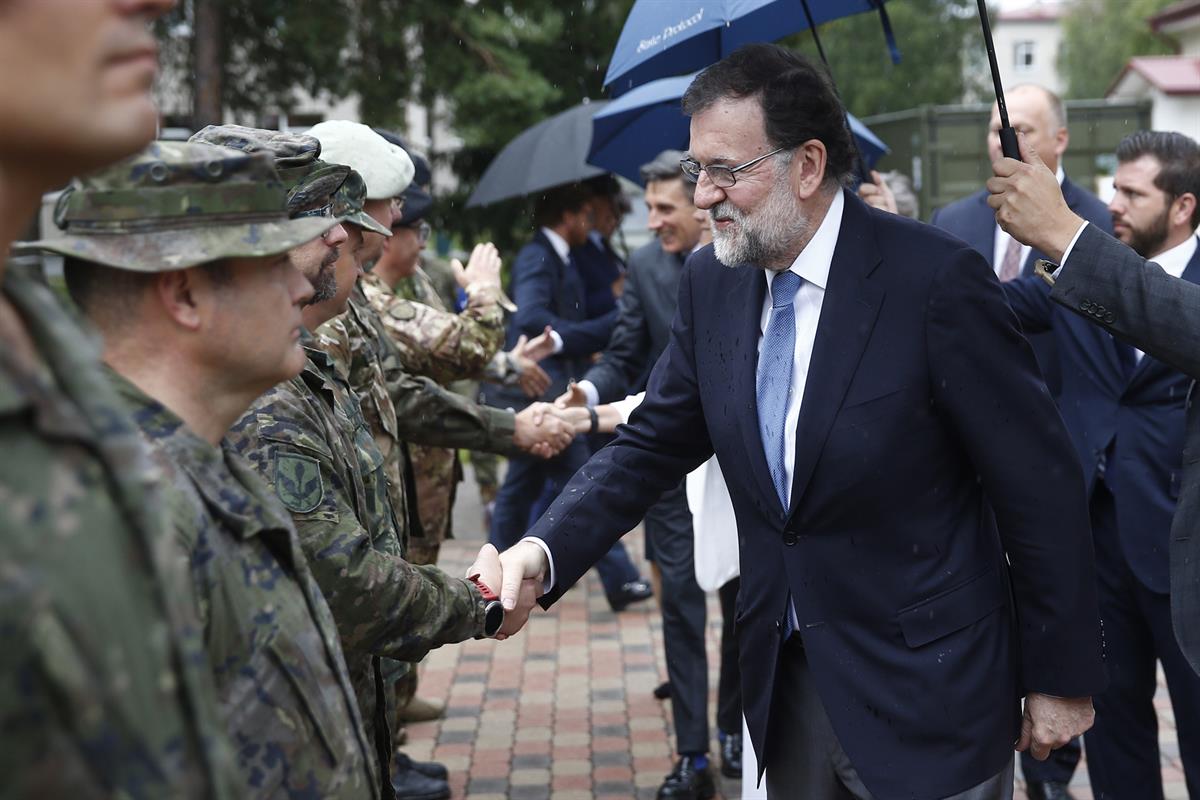 18/07/2017. Rajoy visita al contingente español en Letonia. El presidente del Gobierno, Mariano Rajoy, saluda a algunos miembros del conting...