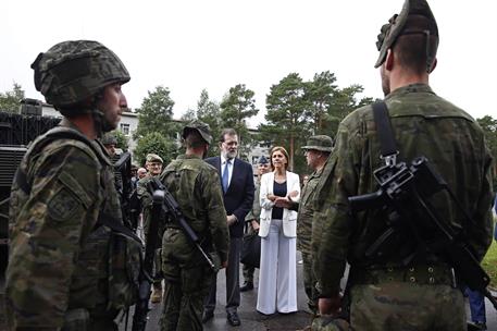 18/07/2017. Rajoy visita al contingente español en Letonia. El presidente del Gobierno, Mariano Rajoy, junto a la ministra de Defensa, María...