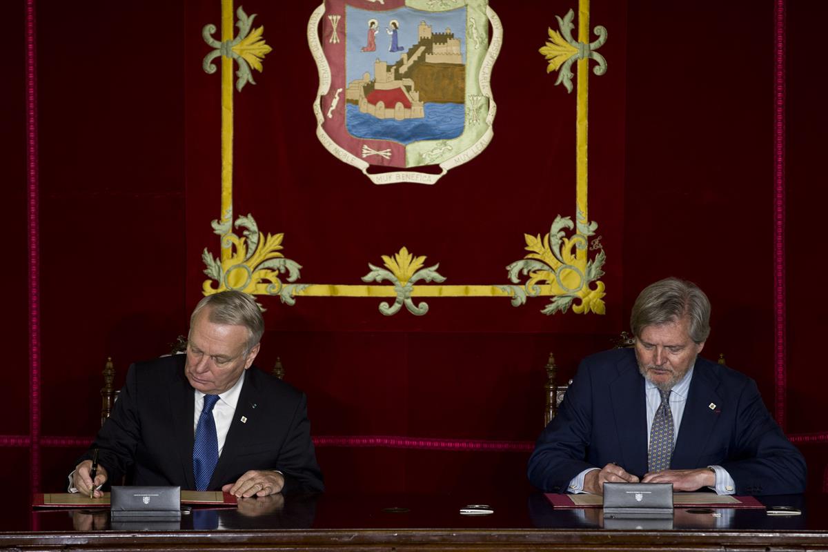 20/02/2017. XXV Cumbre Hispano-Francesa. El ministro de Educación, Cultura y Deporte y portavoz del Gobierno, Íñigo Méndez de Vigo, y su hom...