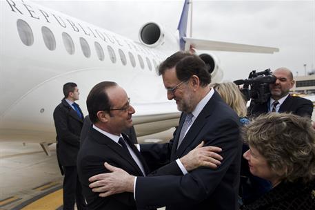 20/02/2017. XXV Cumbre Hispano-Francesa. El presidente del Gobierno, Mariano Rajoy, recibe en el aeropuerto de Málaga al presidente de la Re...