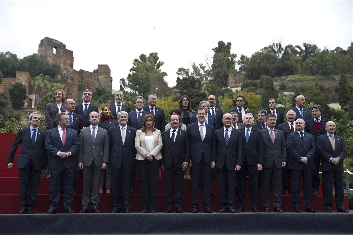 20/02/2017. XXV Cumbre Hispano-Francesa. Foto de familia frente al Ayuntamiento de Málaga, durante la XXV Cumbre Hispano-Francesa.