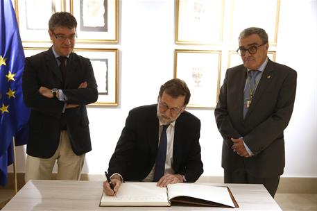 20/07/2017. Rajoy inaugura el Parador de Turismo de Lleida. El presidente del Gobierno, Mariano Rajoy, firma en el libro de honor del Parado...