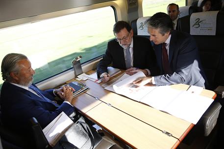 21/04/2017. Rajoy asiste al XXV aniversario del AVE. El presidente del Gobierno, Mariano Rajoy, el ministro de Fomento, Iñigo de la Serna, y...