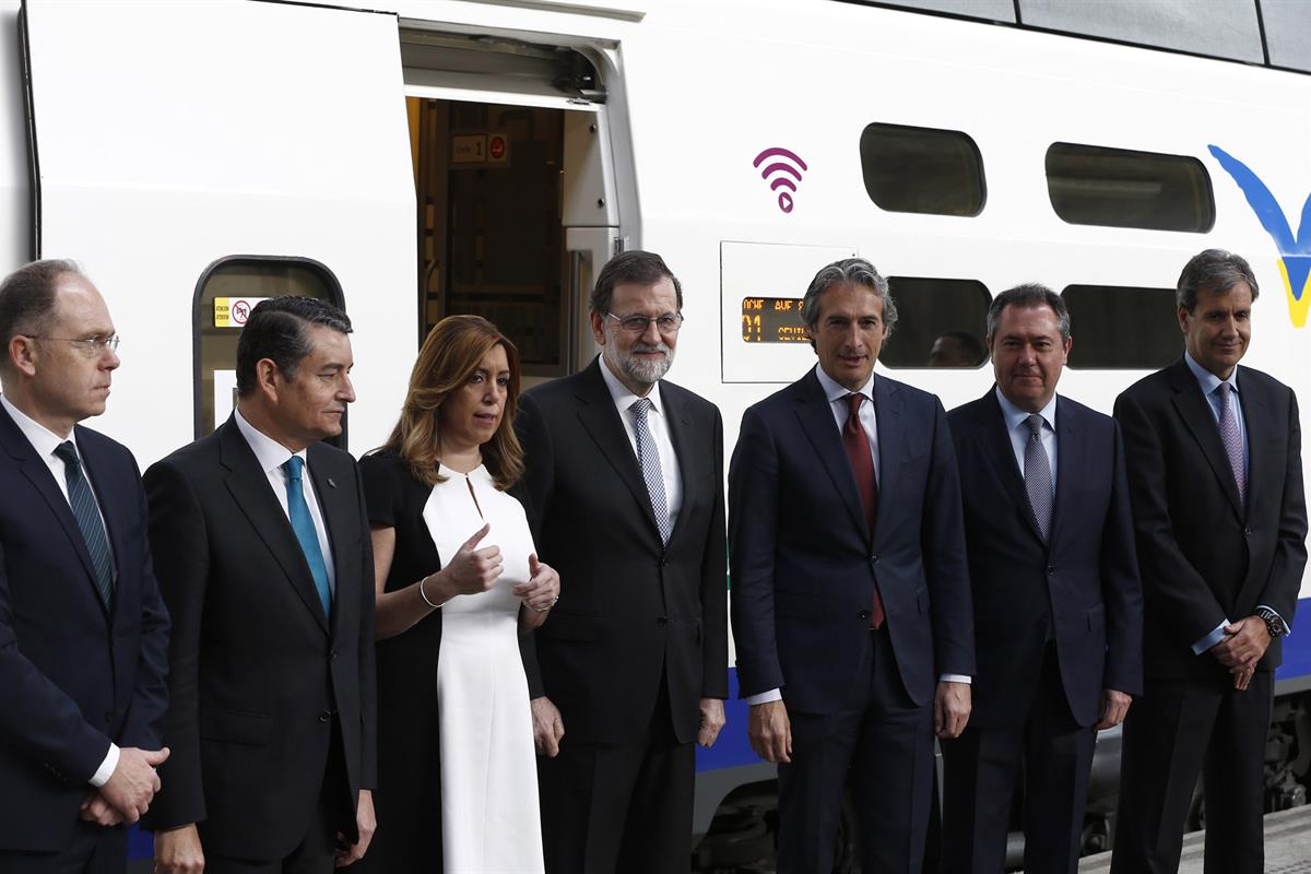 21/04/2017. Rajoy asiste al XXV aniversario del AVE. El presidente del Gobierno, Mariano Rajoy, junto al ministro de Fomento, Iñigo de la Se...