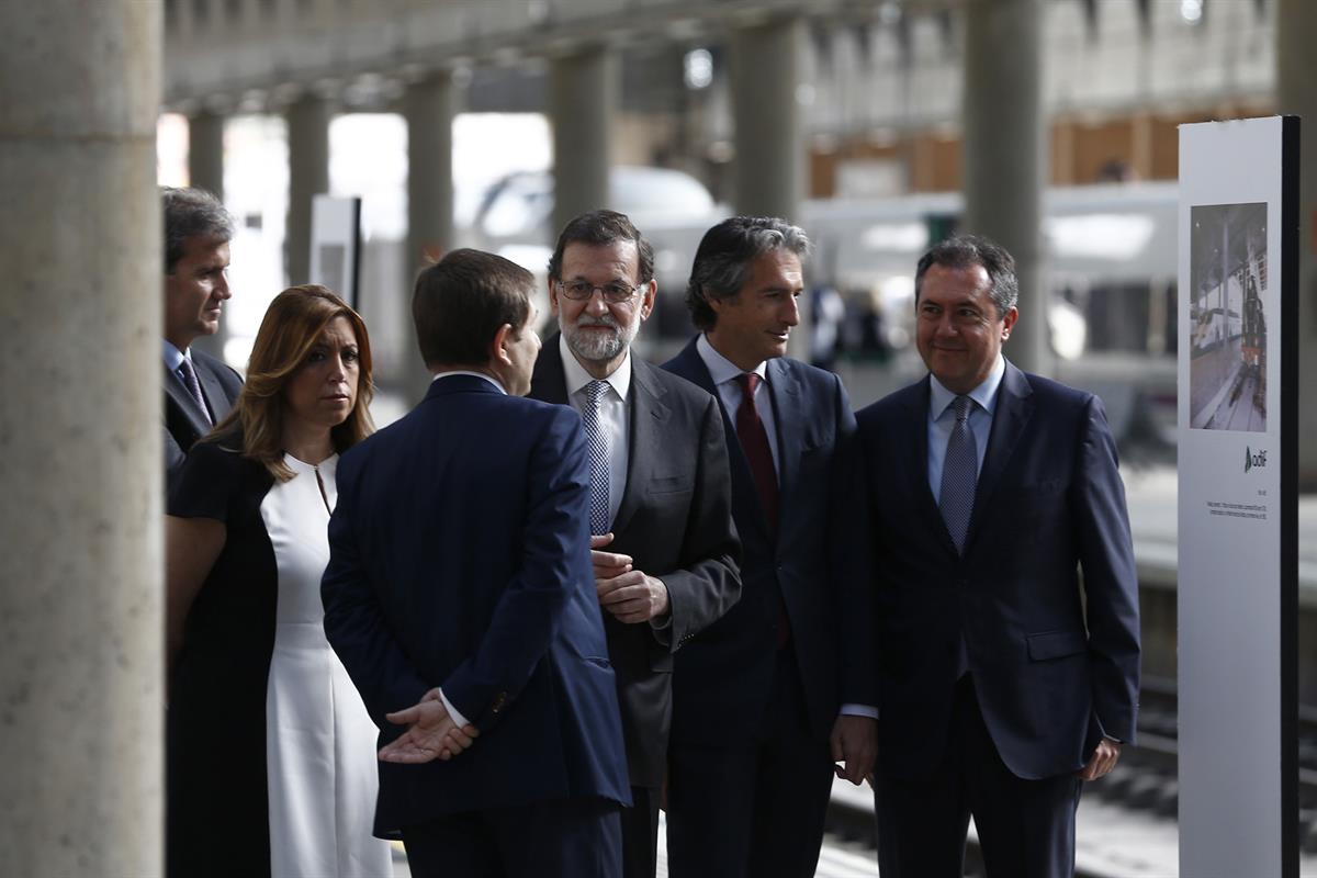 21/04/2017. Rajoy asiste al XXV aniversario del AVE. El presidente del Gobierno, Mariano Rajoy, junto al ministro de Fomento, Iñigo de la Se...