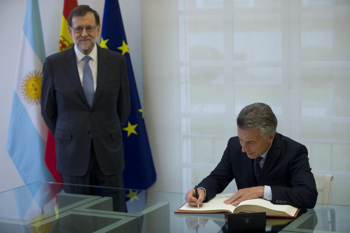 23/02/2017. Visita de Estado a España del presidente de Argentina. El presidente de la República Argentina, Mauricio Macri, firma el Libro d...