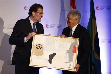 24/04/2017. Viaje oficial de Rajoy a Brasil (Sao Paulo). El presidente del Gobierno español, Mariano Rajoy entrega el Premio "José de Anchie...