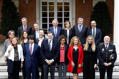 24/11/2017. Rajoy en el Día de la Eliminación de la Violencia contra la Mujer. Foto de familia de los invitados al acto de entrega de recono...