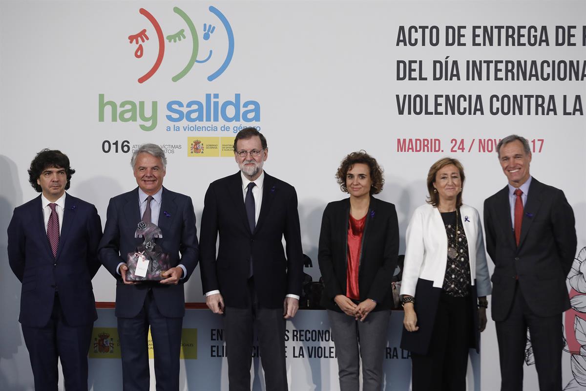 24/11/2017. Rajoy en el Día de la Eliminación de la Violencia contra la Mujer. El presidente del Gobierno, Mariano Rajoy, junto a la ministr...