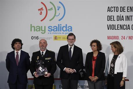 24/11/2017. Rajoy en el Día de la Eliminación de la Violencia contra la Mujer. El presidente del Gobierno, Mariano Rajoy, junto a la ministr...