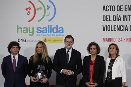 24/11/2017. Rajoy en el Día de la Eliminación de la Violencia contra la Mujer. El presidente del Gobierno, Mariano Rajoy, junto a la ministr...