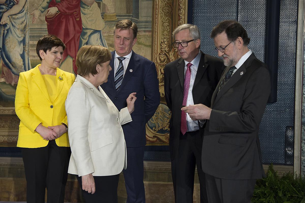 25/03/2017. Rajoy asiste al 60 aniversario de la UE. El presidente del Gobierno, Mariano Rajoy, junto a la canciller alemana, Angela Merkel;...