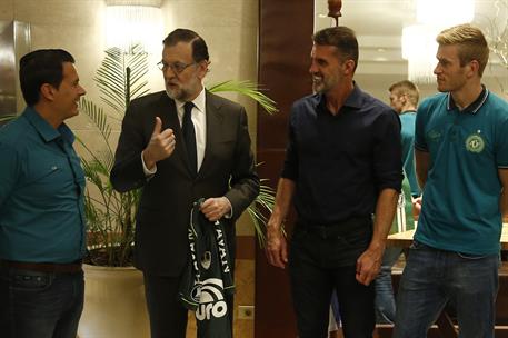 25/04/2017. Viaje oficial de Rajoy a Uruguay. El presidente del Gobierno, Mariano Rajoy, tras recibir una camiseta firmada del equipo brasil...