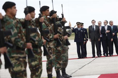 25/04/2017. Viaje oficial de Rajoy a Uruguay. El presidente del Gobierno, Mariano Rajoy, es recibido por el viceministro de Relaciones Exter...