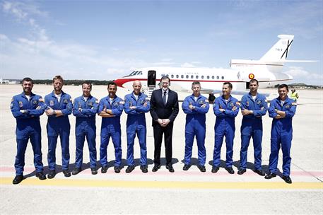 25/05/2017. Rajoy saluda a la Patrulla Aguila. Foto de familia del presidente del Gobierno, Mariano Rajoy, junto a miembros de la Patrulla Á...