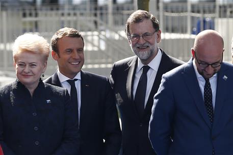 25/05/2017. Rajoy asiste a la reunión especial de la OTAN. El presidente del Gobierno, Mariano Rajoy, posa junto al presidente de la Repúbli...