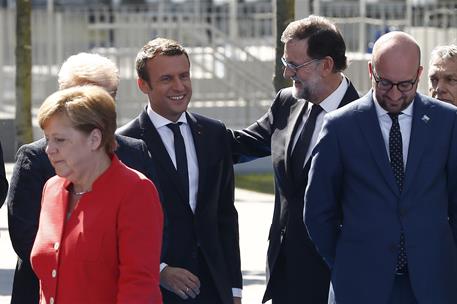 25/05/2017. Rajoy asiste a la reunión especial de la OTAN. El presidente del Gobierno, Mariano Rajoy, saluda al presidente de la República F...