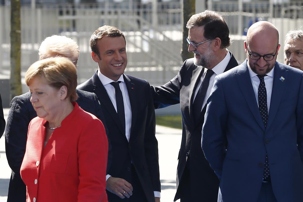 25/05/2017. Rajoy asiste a la reunión especial de la OTAN. El presidente del Gobierno, Mariano Rajoy, saluda al presidente de la República F...