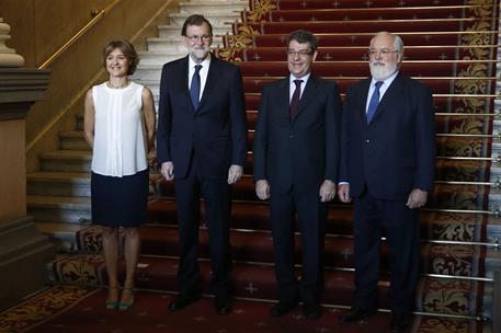 25/05/2017. Rajoy inaugura las Jornadas "España, Juntos por el Clima". El presidente del Gobierno, Mariano Rajoy, posa con la ministra de Ag...