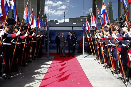 26/04/2017. Viaje oficial de Rajoy a Uruguay. El presidente del Gobierno, Mariano Rajoy, saluda al presidente de la República Oriental de Ur...