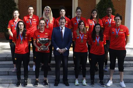 26/06/2017. Rajoy recibe a la selección femenina de baloncesto. El presidente del Gobierno, Mariano Rajoy, posa con las jugadoras de la sele...
