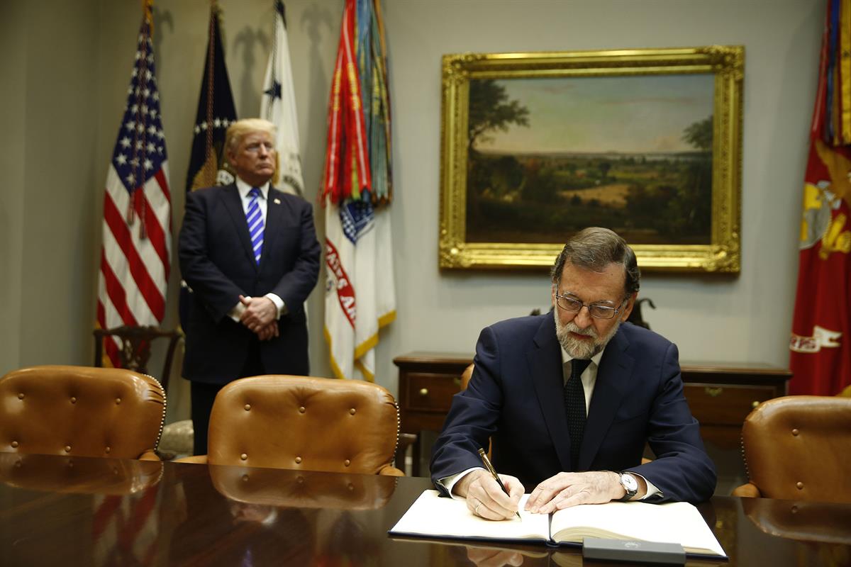 26/09/2017. Viaje del presidente del Gobierno a USA. El presidente del Gobierno, Mariano Rajoy, firma en el libro de honor de la Casa Blanca...