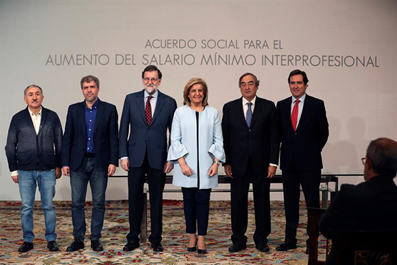 26/12/2017. Rajoy firma con los agentes sociales la subida del SMI. El presidente del Gobierno, Mariano Rajoy, acompañado por la ministra de...