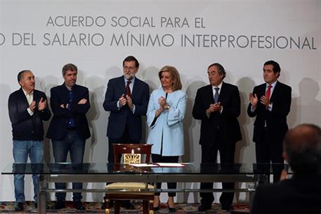 26/12/2017. Rajoy firma con los agentes sociales la subida del SMI. El presidente del Gobierno, Mariano Rajoy, acompañado por la ministra de...