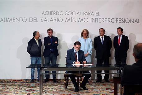 26/12/2017. Rajoy firma con los agentes sociales la subida del SMI. El presidente del Gobierno, Mariano Rajoy, firma el acuerdo social para ...
